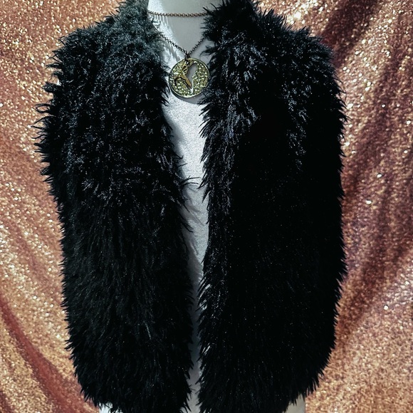 Fur Vest With Pockets- SIZE SMALL Beautiful BLACK Color - Picture 3 of 9